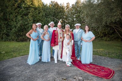 Prinzenpaar KG Waxweiler 2026 Prinz Üders I. (Gillenkirch) und Prinzessin Natascha I. (Gillenkirch) Page Lio. Gefolge Heinz & Manuela (Niesen), Frank & Sonja (Hurkes), Andreas (Berg) & Susi (Vervinckt) Prinzenpaar KG Waxweiler 2026 Prinz Üders I. (Gillenkirch) und Prinzessin Natascha I. (Gillenkirch) Page Lio. Gefolge Heinz & Manuela (Niesen), Frank & Sonja (Hurkes), Andreas (Berg) & Susi (Vervinckt)