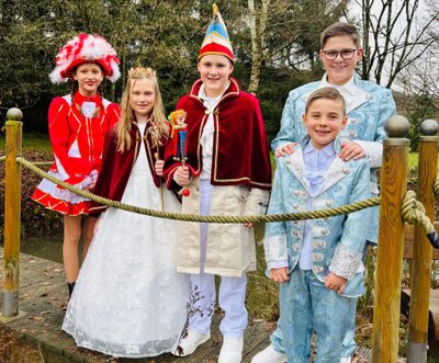 Prinz Julian Niesen & Prinzessin Lotta Nickels Gefolge Pagin Marlena (Melle), Pagen Lio (Gillenkirch) & Lars (Niesen) Prinz Julian Niesen & Prinzessin Lotta Nickels Gefolge Pagin Marlena (Melle), Pagen Lio (Gillenkirch) & Lars (Niesen)